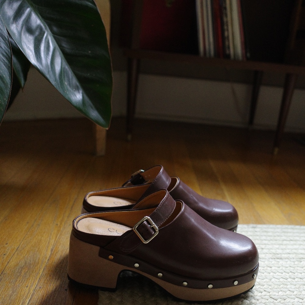 Shop Pêche vegan leather clogs